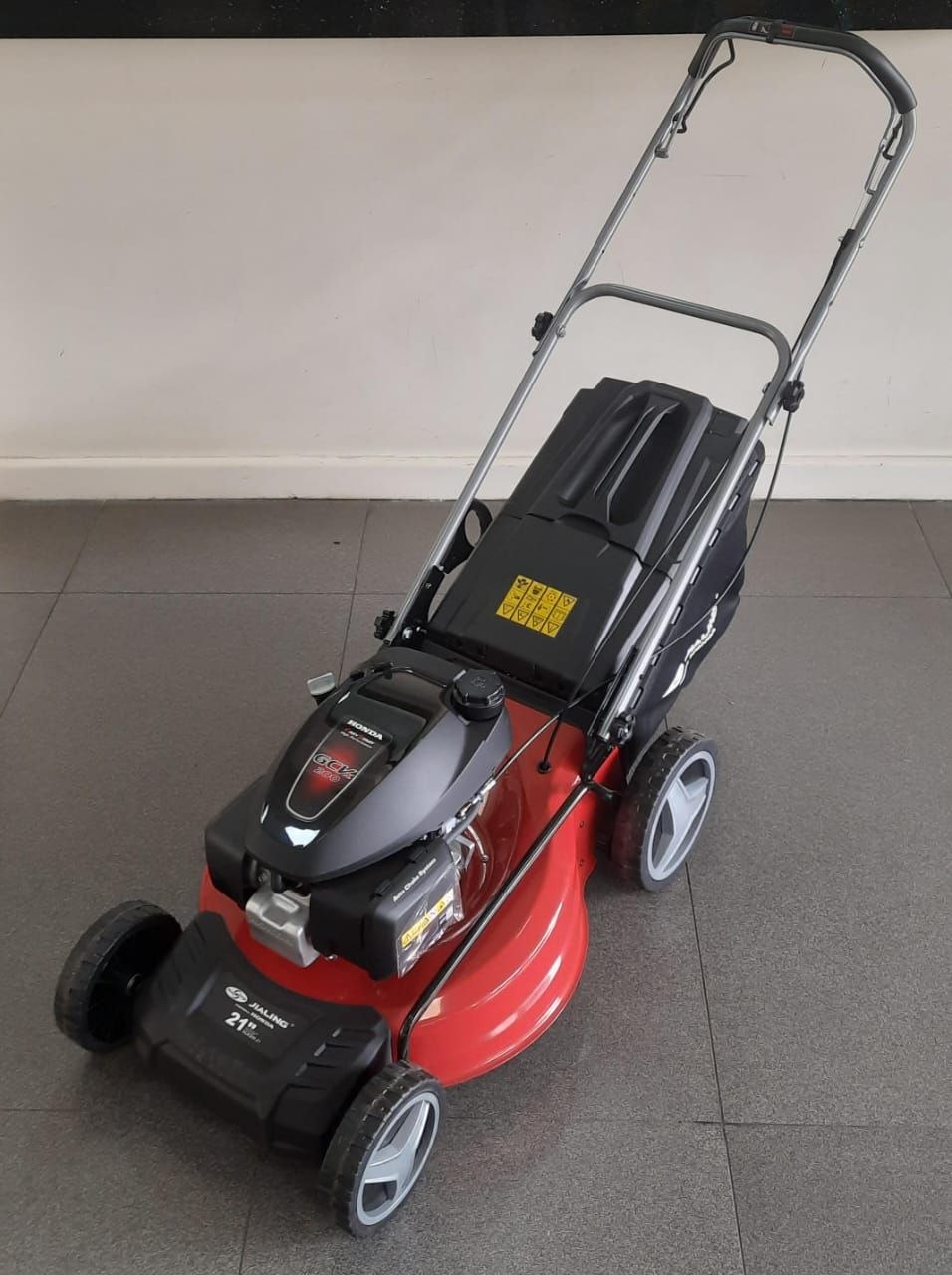 2d34fed4-494c-4793-8da9-17c765f8e029 HONDA Petrol Lawn mower 196CC 21 inches SELF- PROPELLED - Image 1