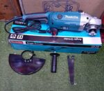 Heavy-duty Makita GA9020 9-inch (230mm) electric angle grinder.
