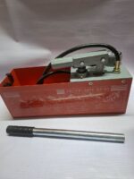 Manual hydraulic pressure testing pump